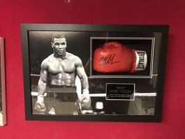 MIKE TYSON - Schaukasten mit signiertem Boxhandschuh!🔥🥊COA