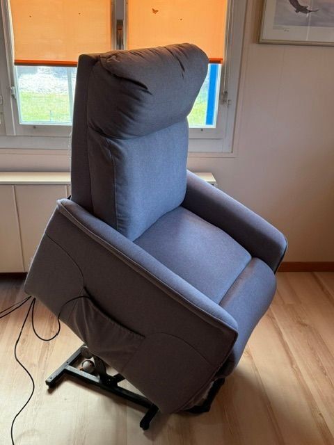 Fauteuils: Stuhl  mit massage und aufstehhilfe – D'occasion à melchnau par will-hier-weg 2