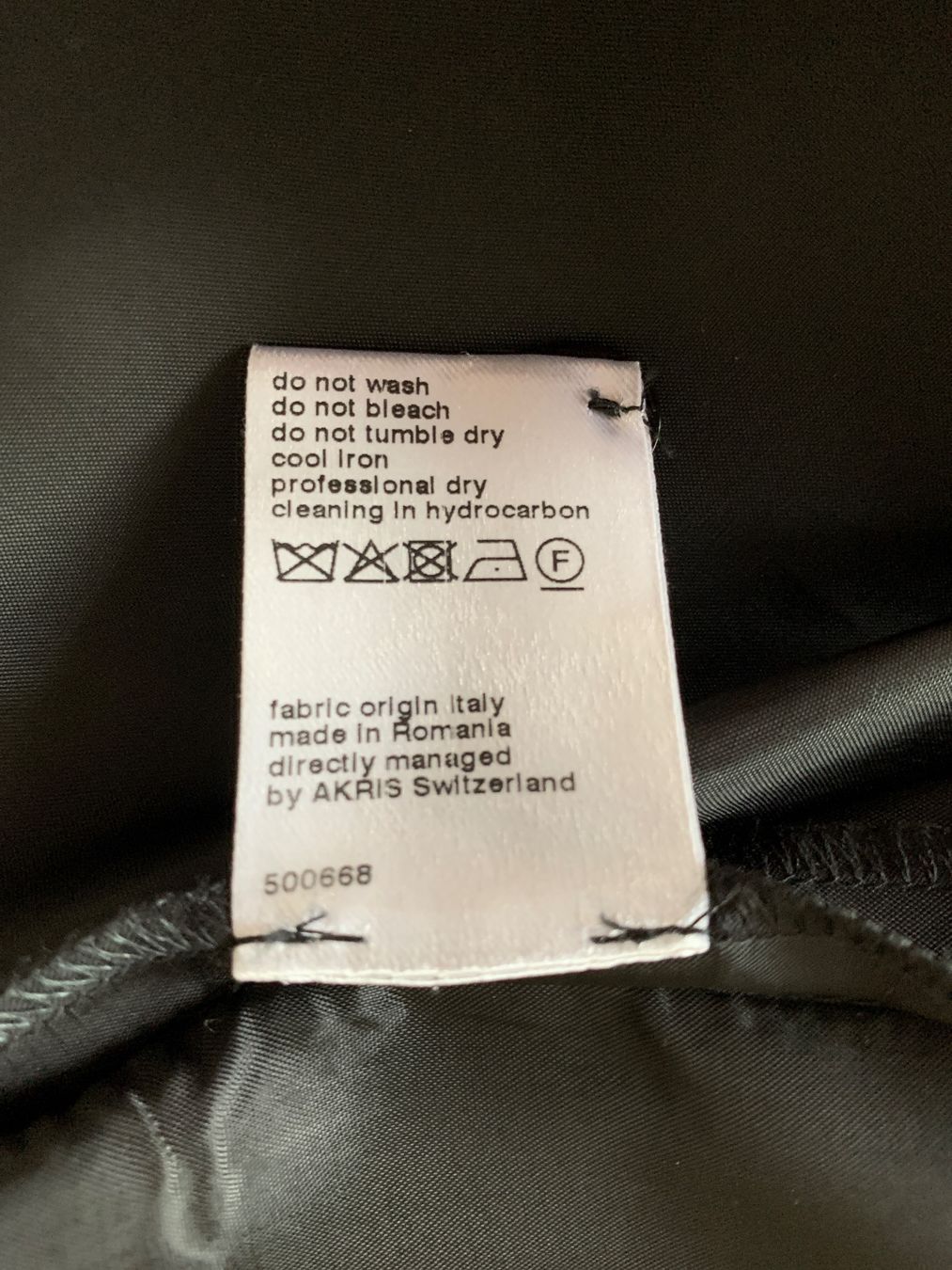 Akris Gonne: AKRIS: Cooler schwarzer Rock mit bronzefarbenen Nieten, 36 – Nuovo (secondo la descrizione) da Luzern venduto da designluzern 9