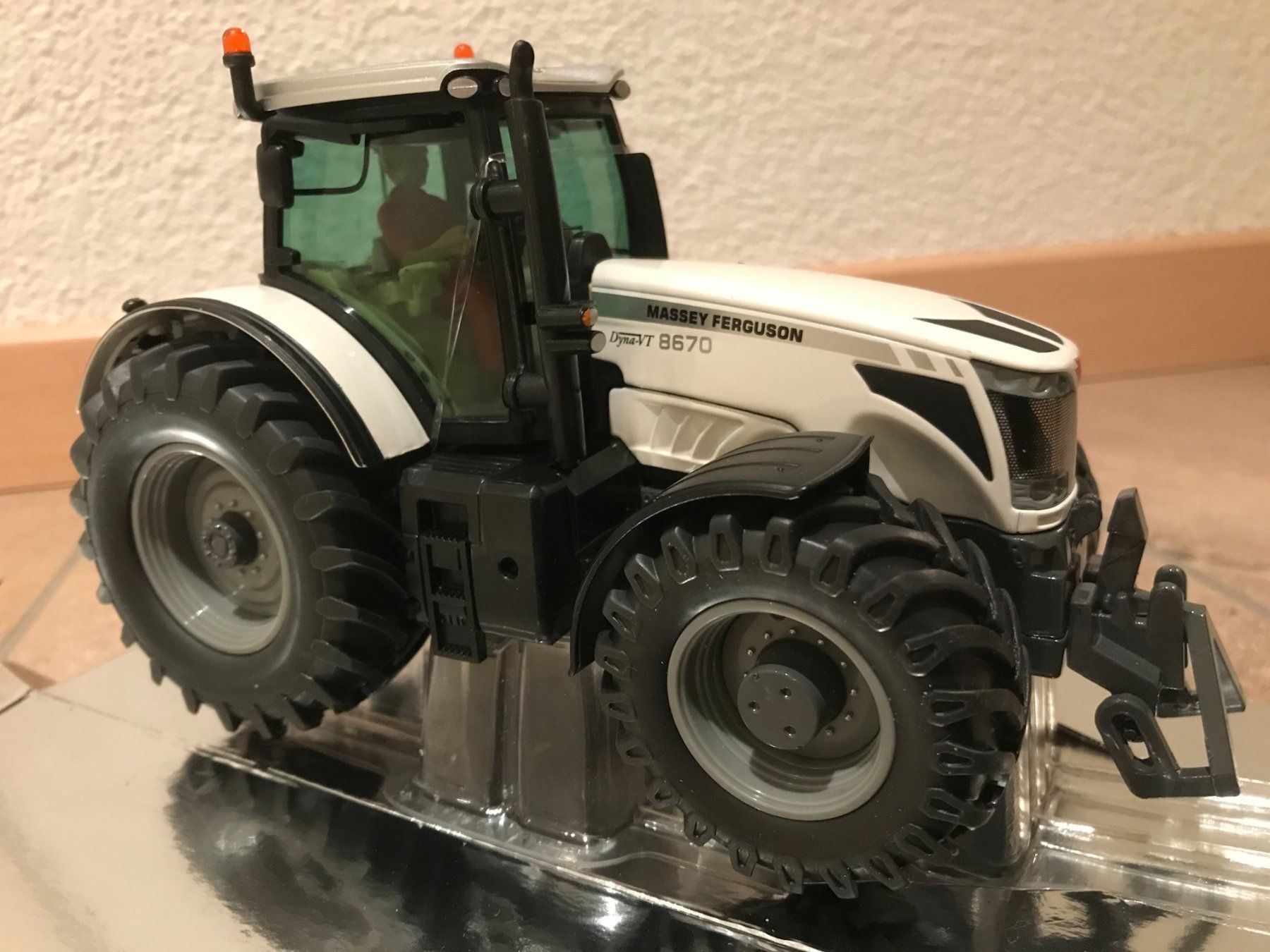 Massey Ferguson Trattori: SIKU Massey Ferguson 8670 – Nuovo e nell'imballaggio originale da Kreuzlingen venduto da Stefan1150 2