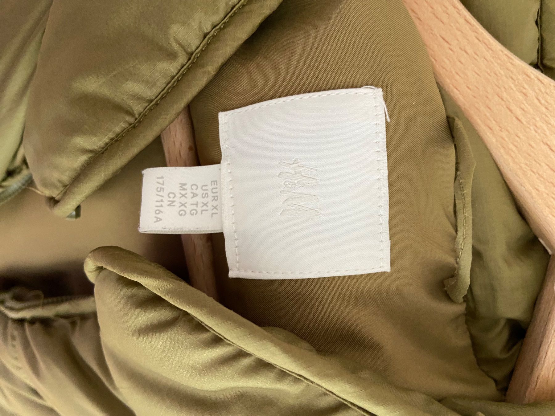 H&M Gilets & Westen: Langes, wattiertes Gilet – Gebraucht aus Brig von jch_rq8z 3