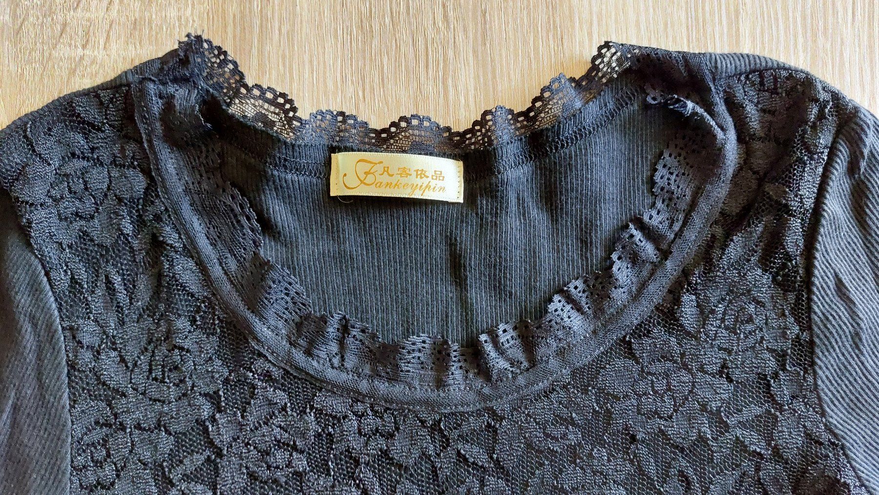 T-shirt: Schwarzes, elegantes Langarmshirt mit Spitze, Grösse S – Usato da Zollikofen venduto da Blackie 2