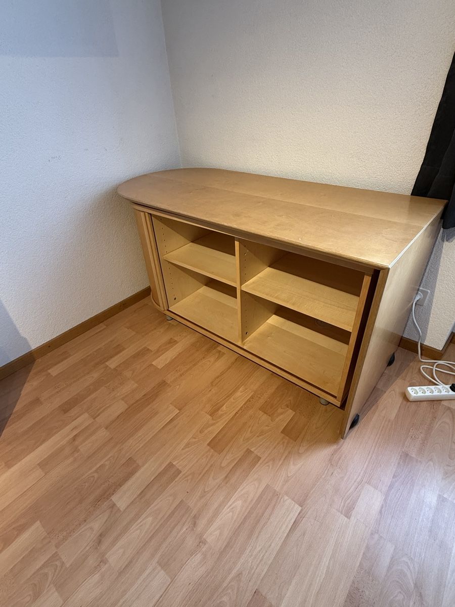 Schreibtische: Schreibtisch mit Rolladenfront – Gebraucht aus Adetswil von sch_9hl6 3
