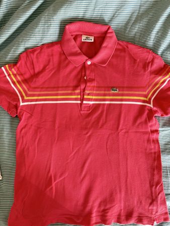 Polo homme Lacoste rouge à rayures état usagé