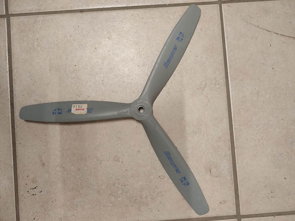 Propeller 3 Blatt Graupner 14x7 für ca. 15 ccm Motor | Kaufen auf Ricardo
