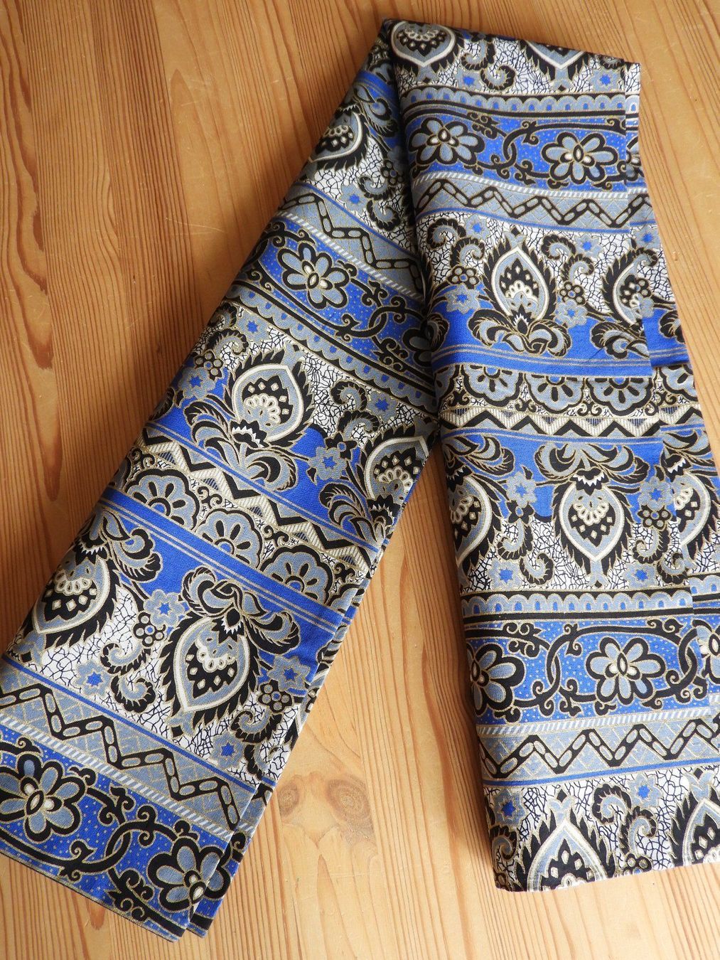 Foulard & Sciarpe: wunderschöner blauer Schal mit Goldprint NEU – Nuovo (secondo la descrizione) da Jona venduto da simongarden 1