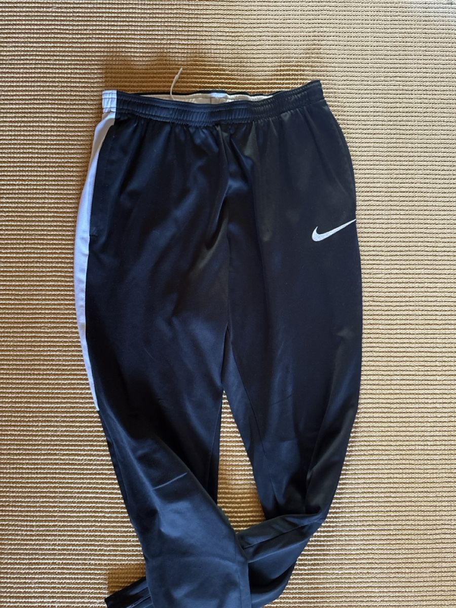 Nike Pantaloni: Sporthose Nike – Usato da Hütten venduto da CaFeLe