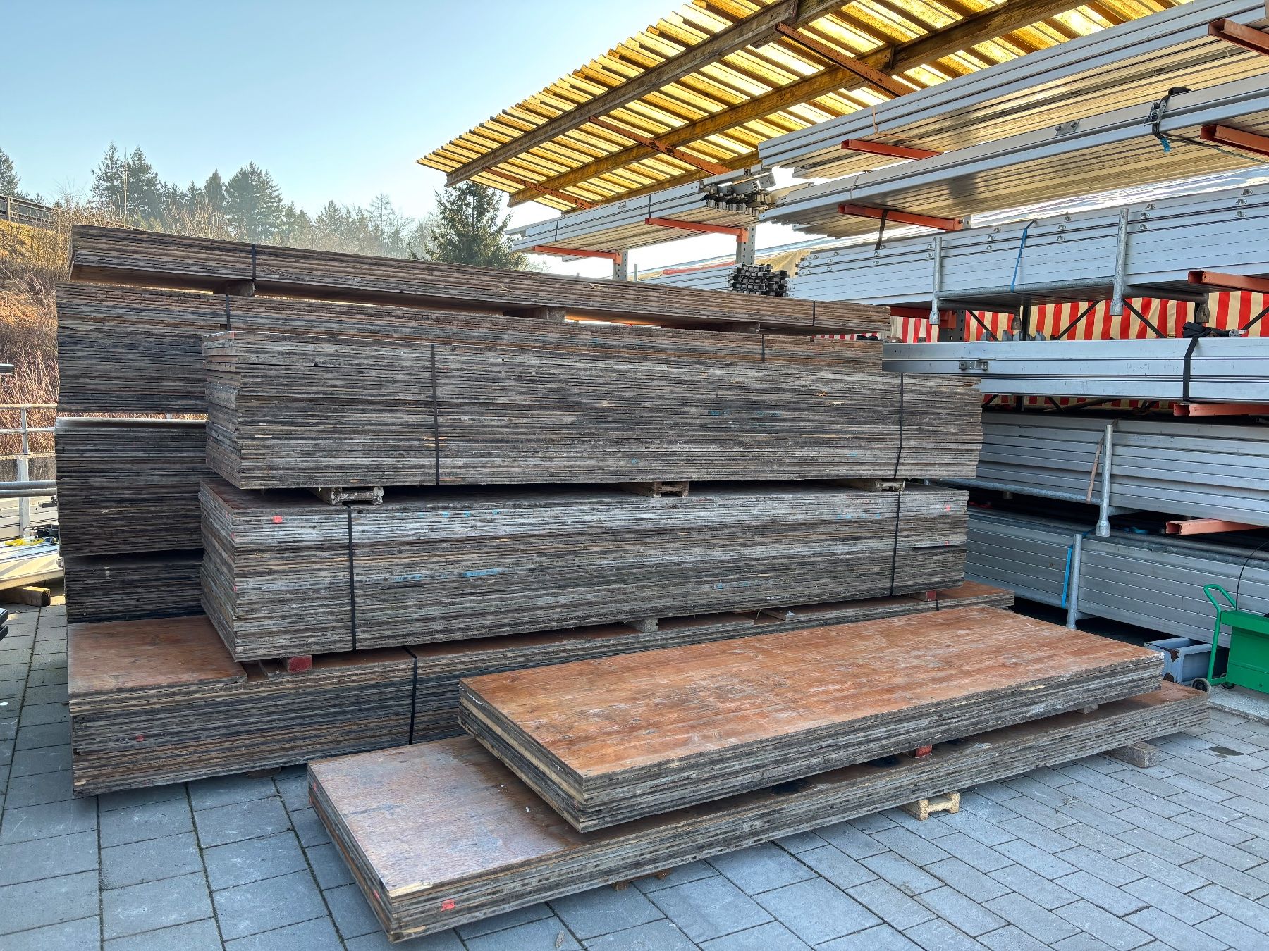 Rivestimenti per pavimenti: 80m2 Schaltafeln 4x1 stark gebraucht – Difettoso da Horgen venduto da sivex