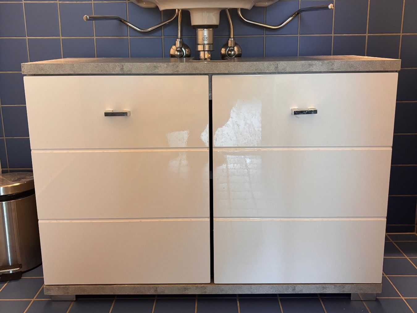 Mobili per bagno: Waschbeckenunterschrank in Stein-Optik – Usato da Winterthur venduto da NinaL02