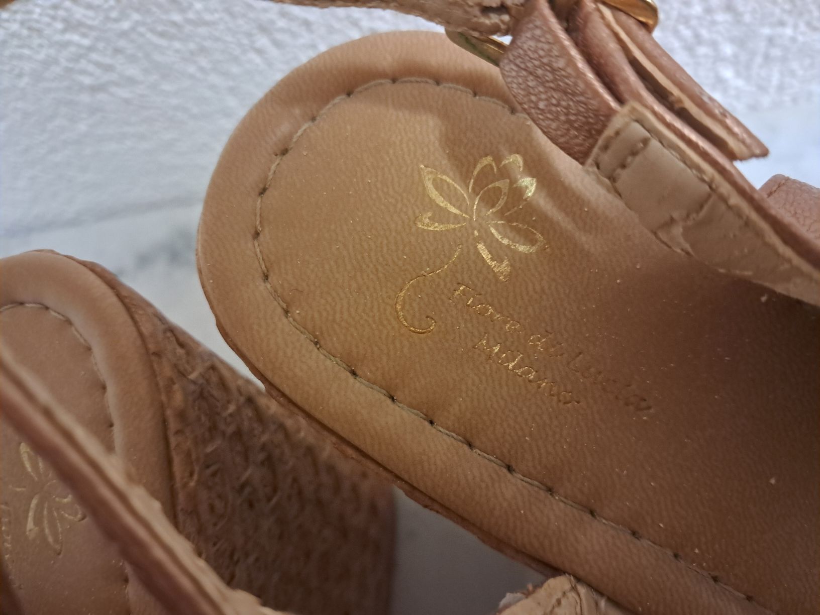 Scarpe da donna: goldene Sandale mit Kailabsatz Gr. 39 – Usato da Weinfelden venduto da Da-ryn01 4