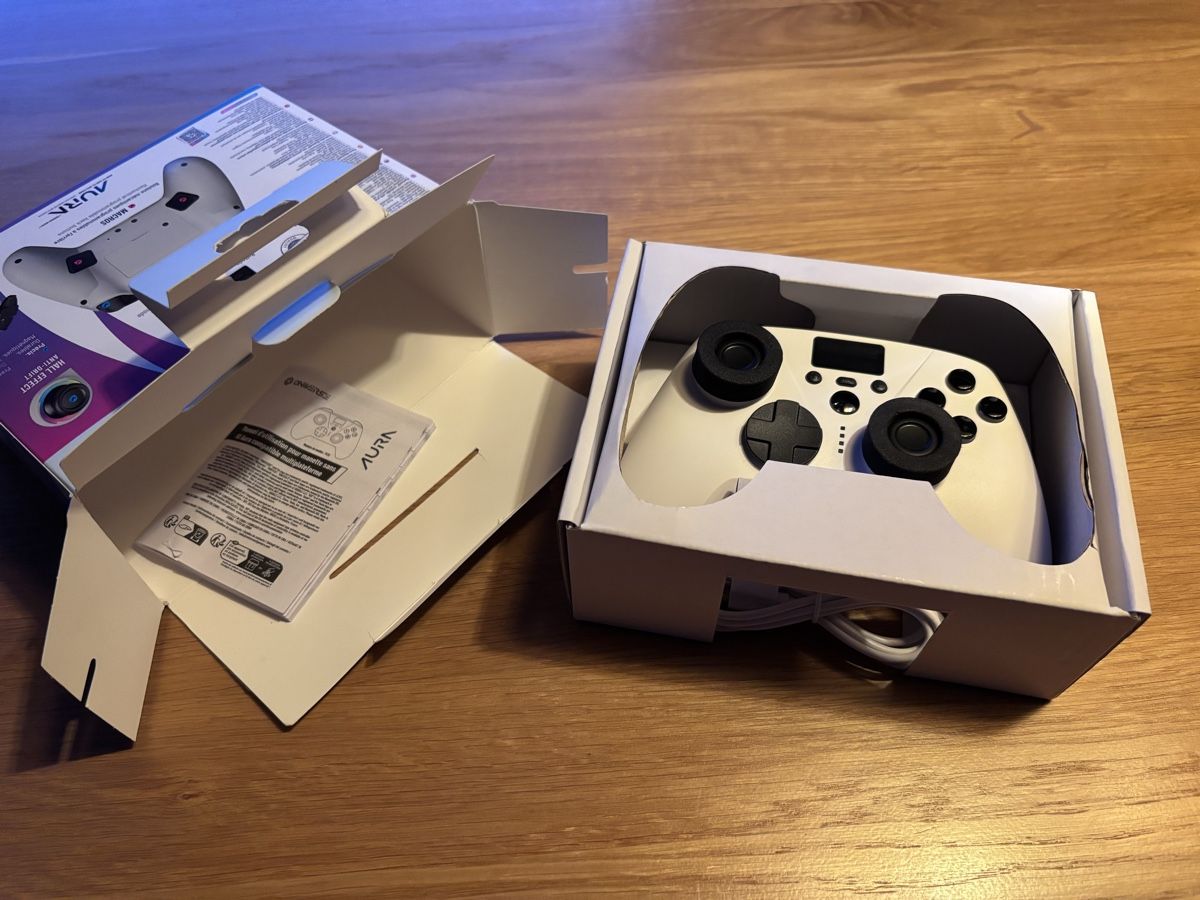 Controller: MANETTE SANS FIL AVEC ÉCRAN COMPATIBLE PC, SWITCH ET MOBILE – Nuovo e nell'imballaggio originale da GENEVE venduto da W-__-2000 2