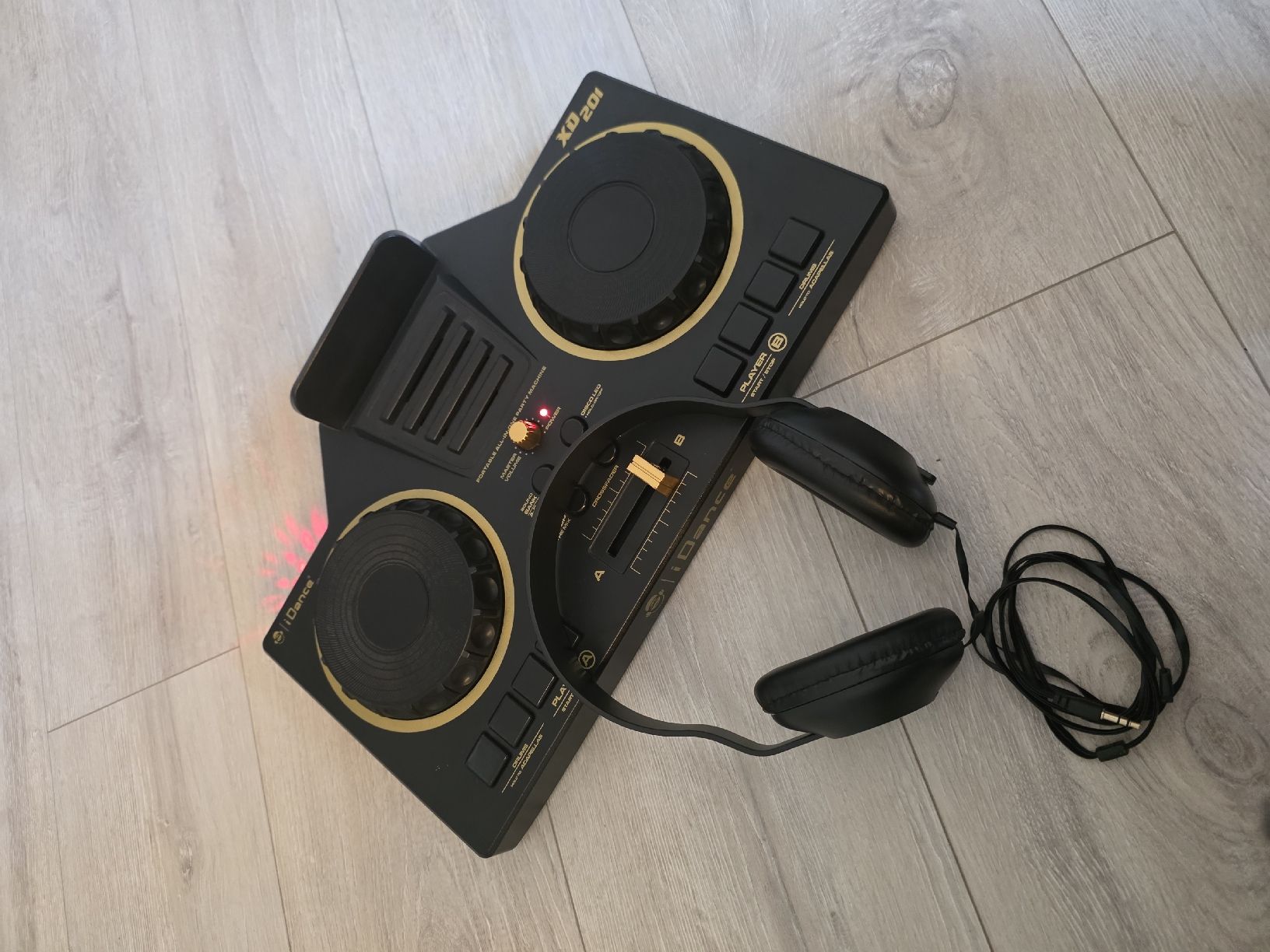 Mischpulte: iDance XD201 DJ-Controller mit Kopfhörern guter Zustand – Gebraucht aus Wigoltingen von Zuckerfee84 1
