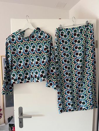 Sommerliches Damen Kostüm mit speziellem Muster, Grösse S