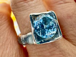 Designer-Ring aus Silber mit Sky Blue Topas handgefertigt