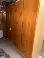 Grosser Holzschrank