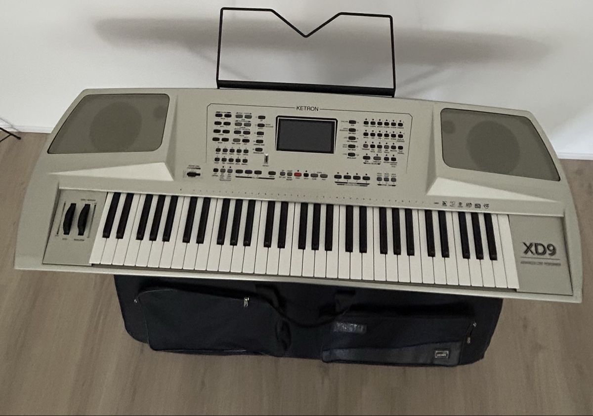Ketron Strumenti musicali: KETRON XD9 , Ständer und Transporttasche – Usato da granges paccot venduto da RMBS 1