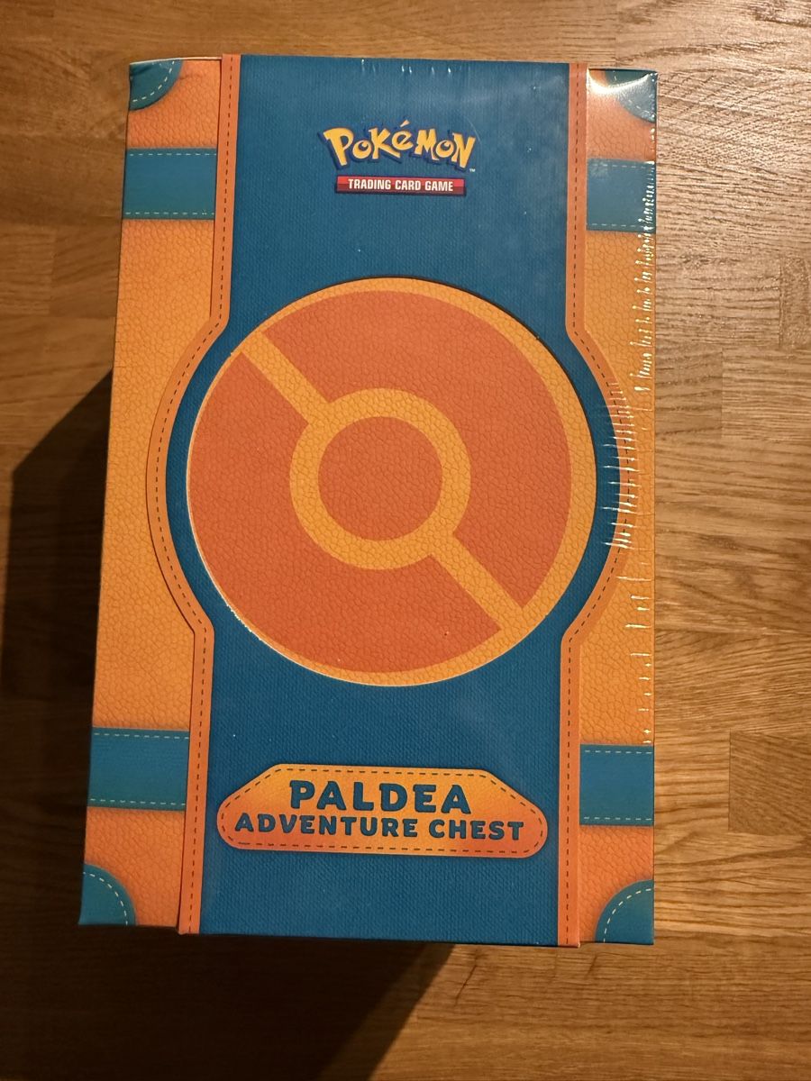 Pokémon Cartes à collectionner: Paldea Adventures Chest – Neuf avec emballage d'origine à Amriswil par sim_nlb6
