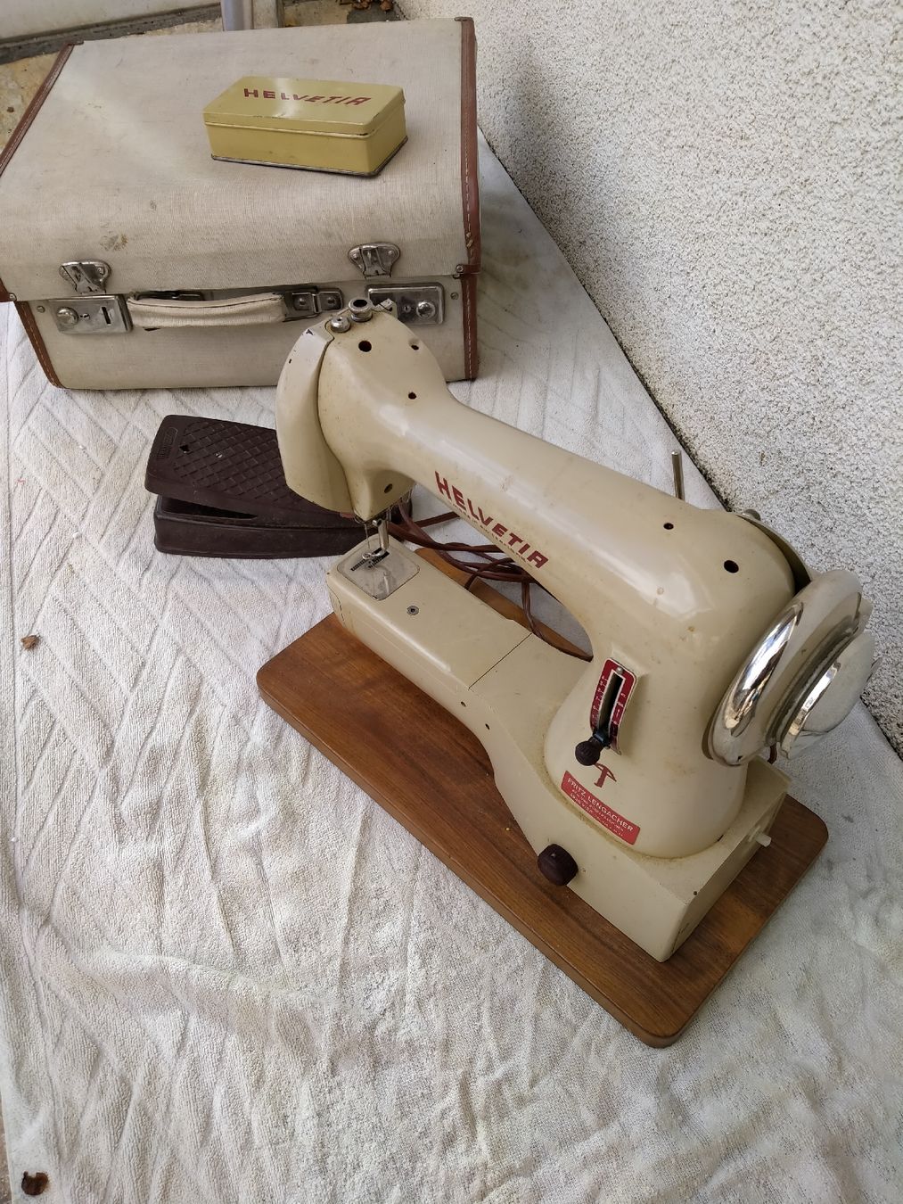 Macchine da cucire: Machine à coudre Helvetia – Usato da Miège venduto da sorman 1