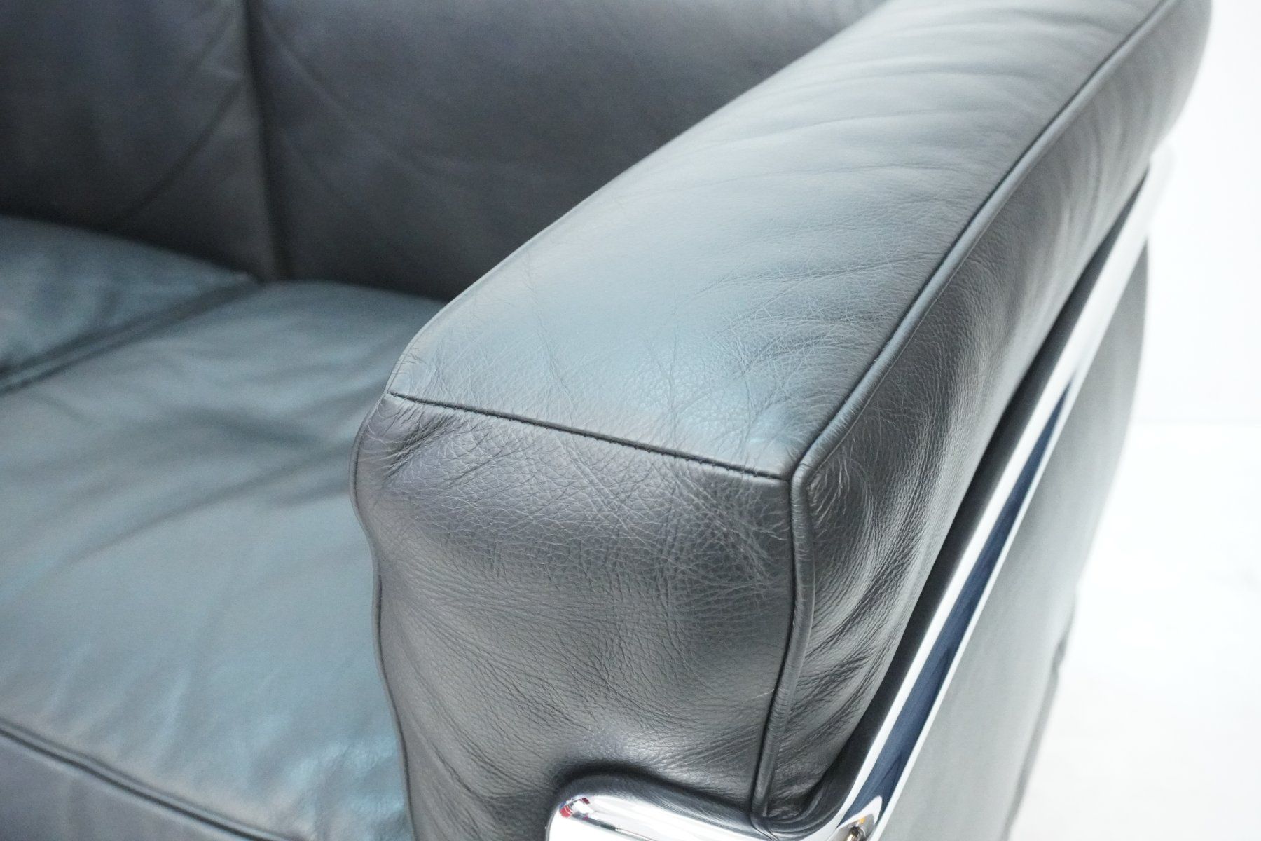 Cassina Sofas: Cassina LC2 2er Sofa Le Corbusier Leder schwarz – Gebraucht aus Bad Zurzach von QLASSIQ 5