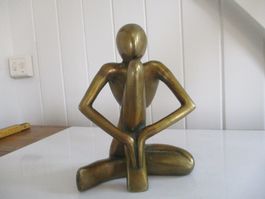 Skulptur Messing sitzende Frau ohne Unterkörper art scultura