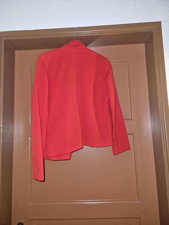 Giacche: Blazer rosso da donna – Usato da Bellinzona venduto da ali_j8kj 1