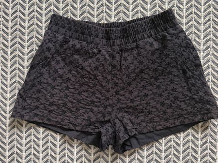 Schwarze Sommer-Shorts mit Blumenmuster Gr. S (36) 