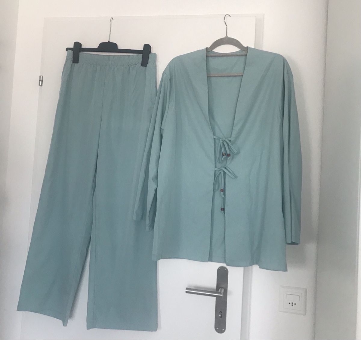 Completi & Tailleur: Mintfarbener Sommeranzug mit Bindedetail - Grösse L – Nuovo (secondo la descrizione) da Dübendorf venduto da nela123 2