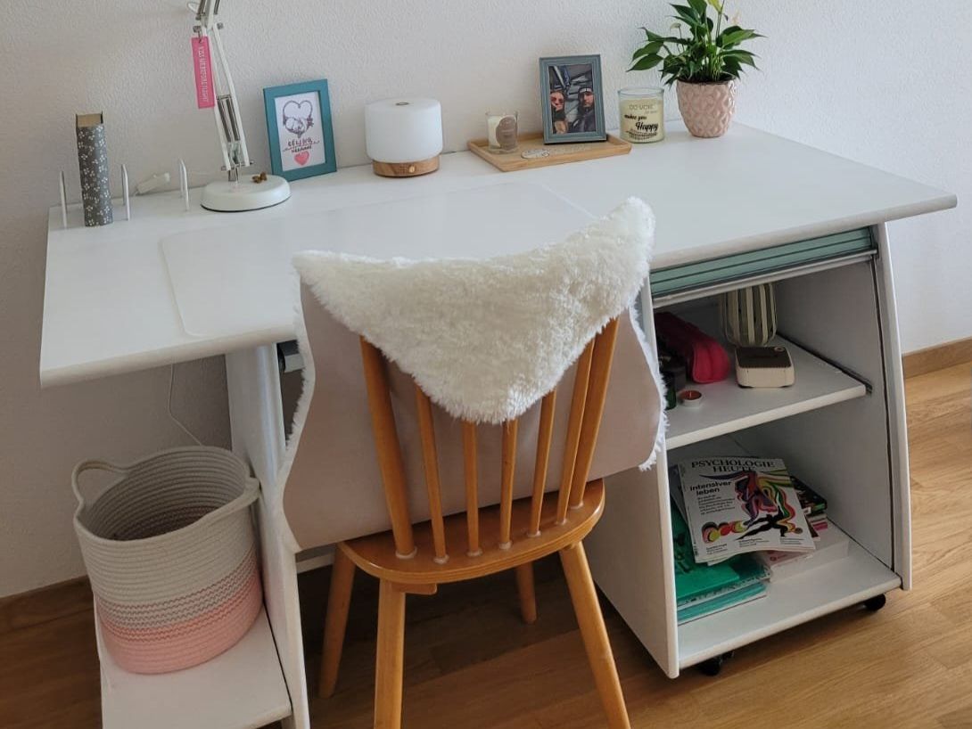 Tische: GRATIS Schreibtisch / Pult – Gebraucht aus Zürich von LeonTil