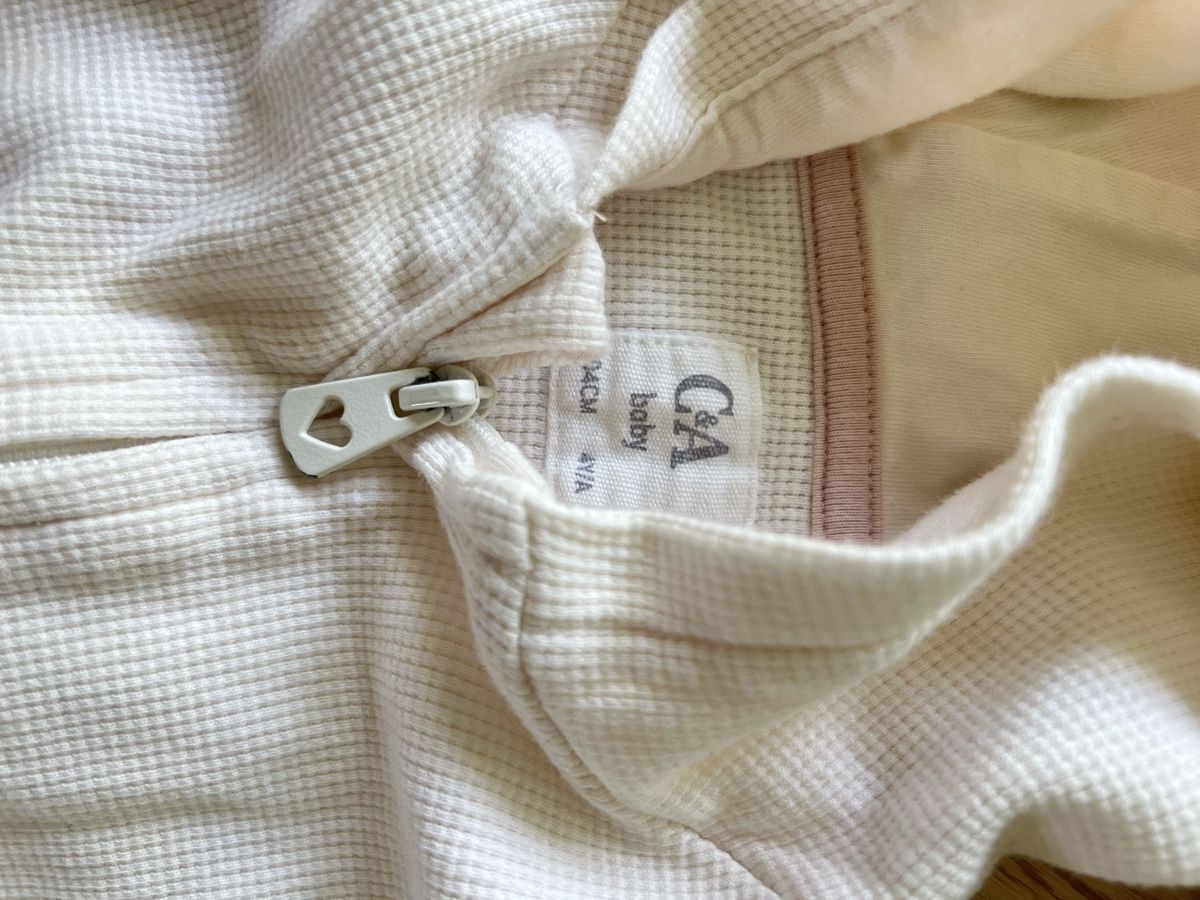 C&A Giacche & Cappotti: Baby Zipped Pullover Gr. 104 C&A – Usato da Zollikerberg venduto da Huglina 1