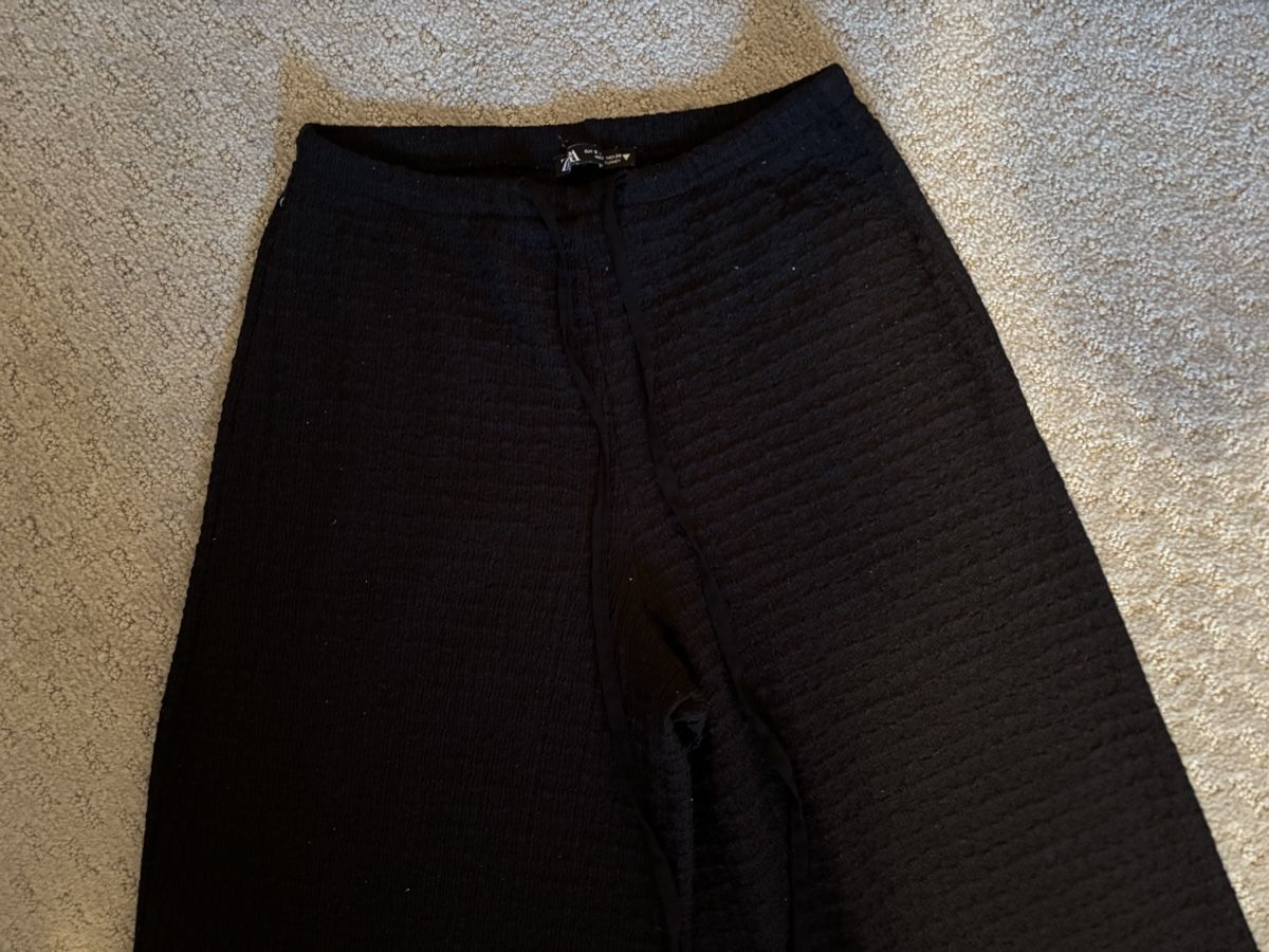 Zara Hosen: pantalon large, fluide, noir – Gebraucht aus Haute-Nendaz von marionfournier 2