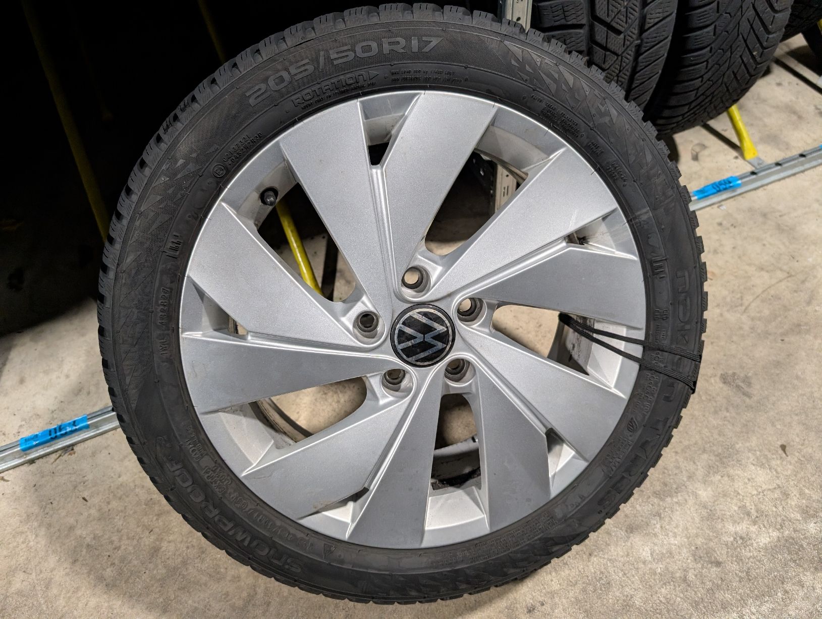 Volkswagen Pneumatici & Ruote complete: VW Golf 8 GTI Winterkompletträder  – Usato da Büron venduto da Raku99 1