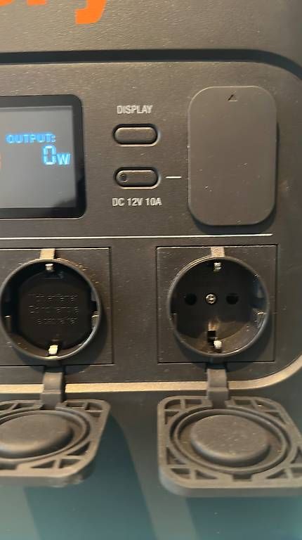 Generatori di corrente: Powerstation Jackerj Explorer 2000 Pro mit Solar 200 Watt – Usato da kriens venduto da Pralinato5 3