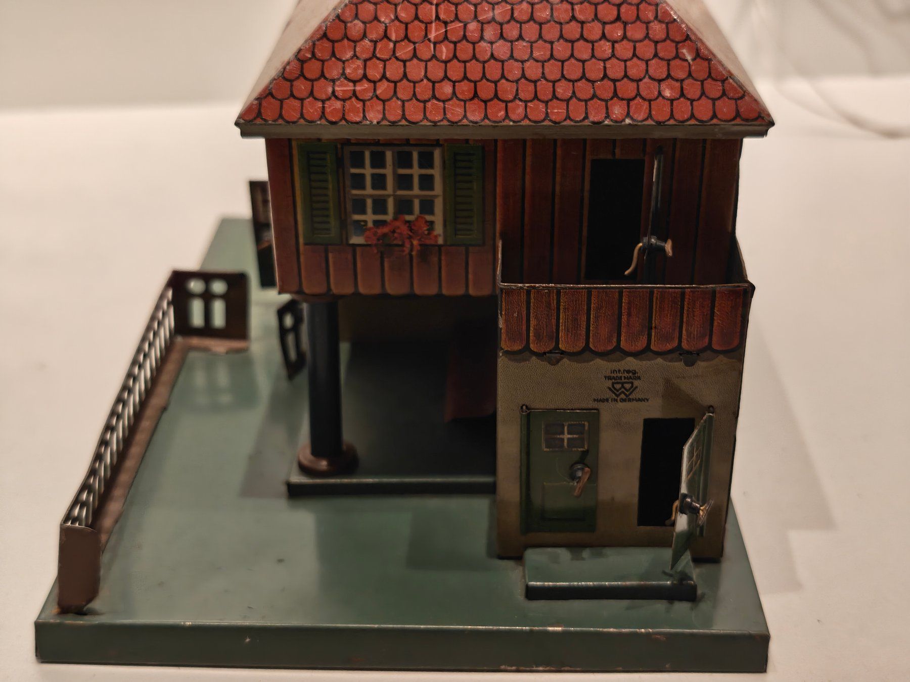 Märklin Modelleisenbahnen: Märklin Blechhaus – Gebraucht aus Braunau von Homersimpson 1
