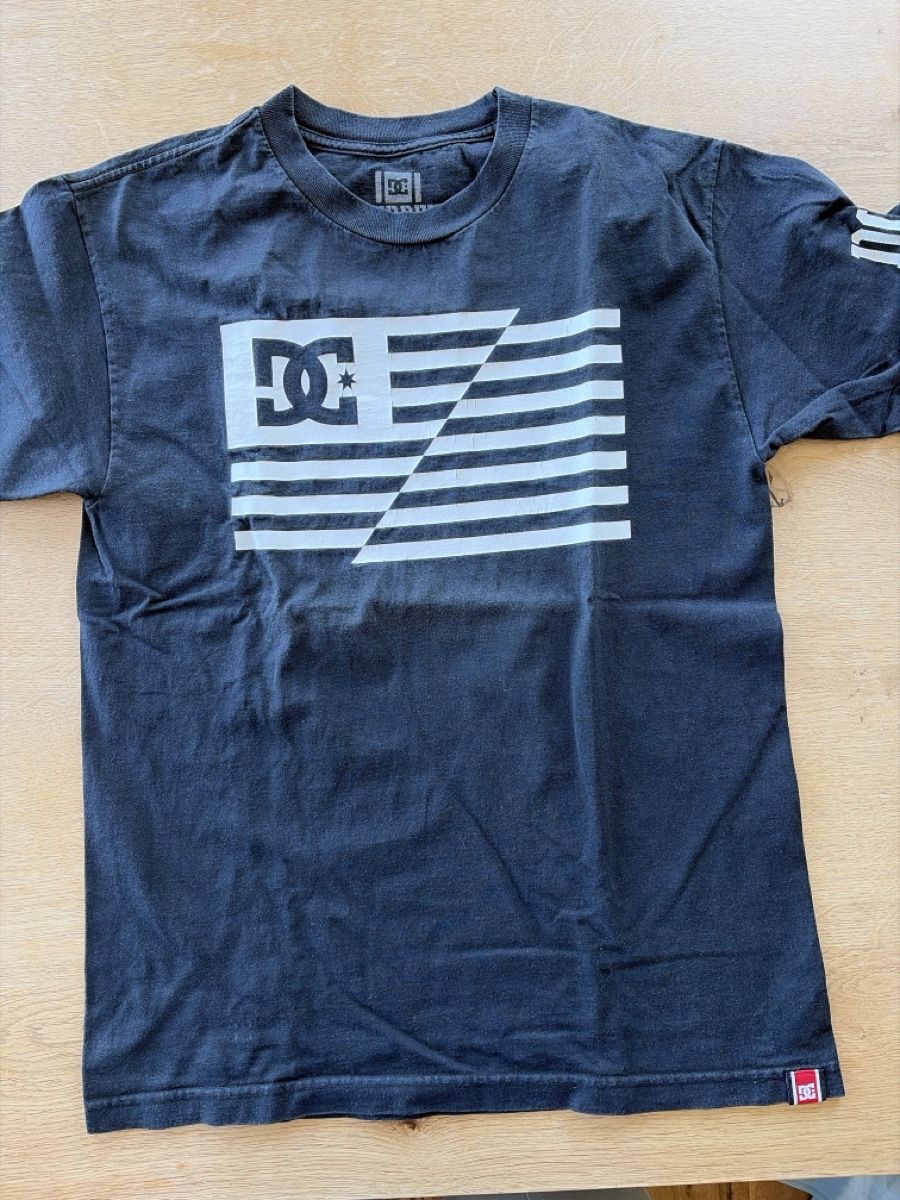 T-shirt: Vier schwarze T Shirts m – Usato da speicher venduto da danicole 4