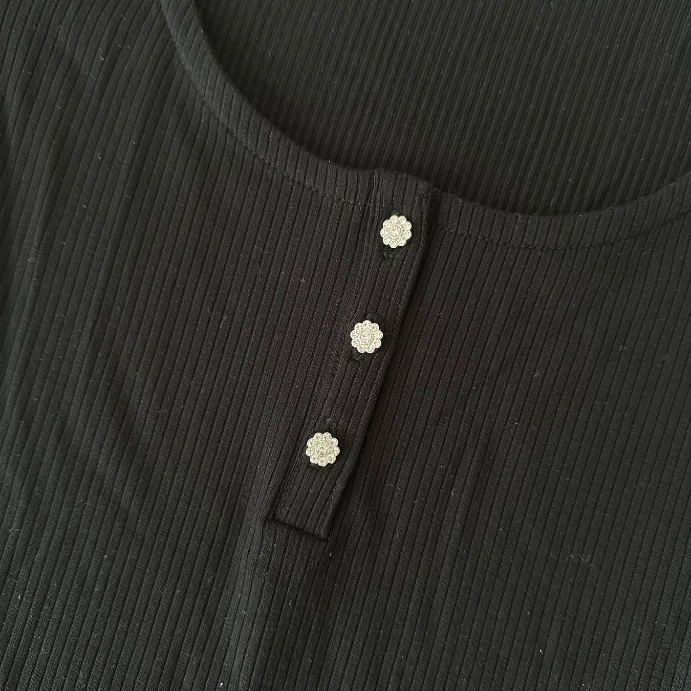 Guess Top: GUESS Henley Sparkle Oberteil Pull mit Strass – Nuovo (secondo la descrizione) da Givisiez venduto da dor_xb9k 3