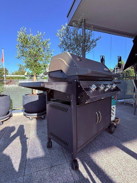 Grills: Gasgrill  mit 4 Brenner und Herdplatte – Gebraucht aus Arbon von Ray123 1