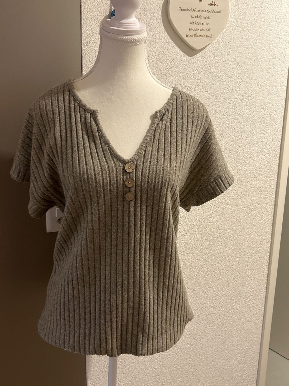 Pullover & Sweatshirts: Damen Kurzarm Pullover Rippenstrick oliv /grau Grösse M – Gebraucht aus Brunnen von Nala2929