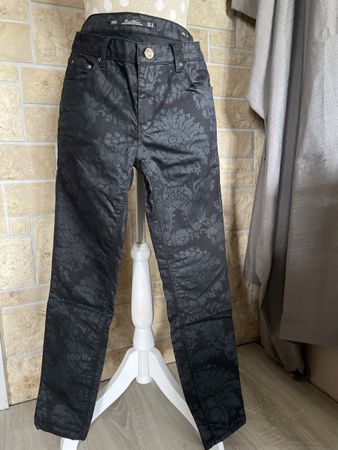 Zara Woman Jeans Gr. 40 Schwarz Slim Fit Blumen Muster Trend