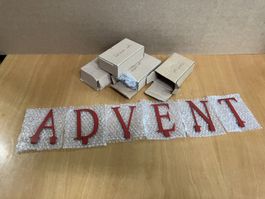 1x Rote Advents-Buchstaben aus Metall, Deko