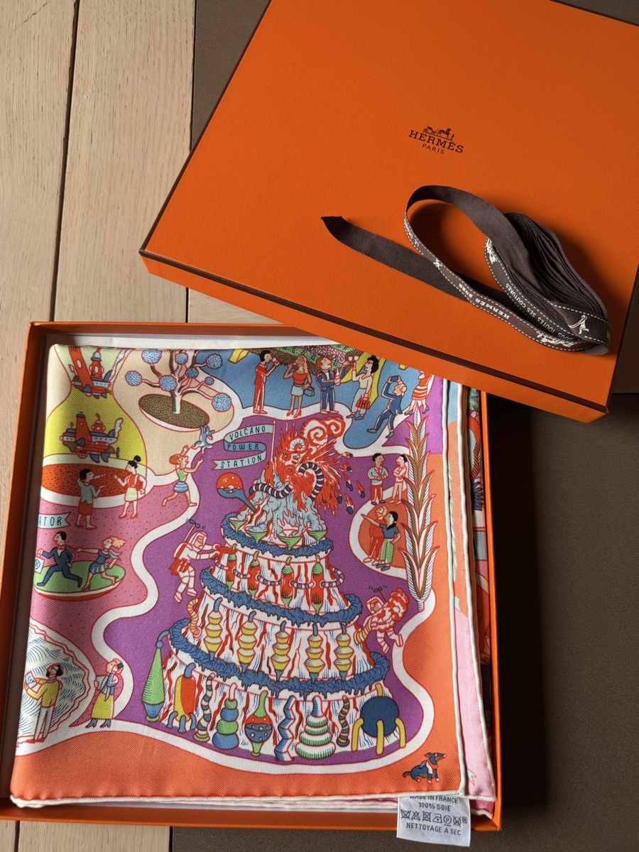 Hermès Foulard & Sciarpe: Hermès carré neuf Exposition Universelle – Nuovo e nell'imballaggio originale da Genève venduto da Allisgood 1