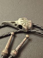 39) Bolo-Tie Westernkrawatte Rabe Schädel Rune Silber