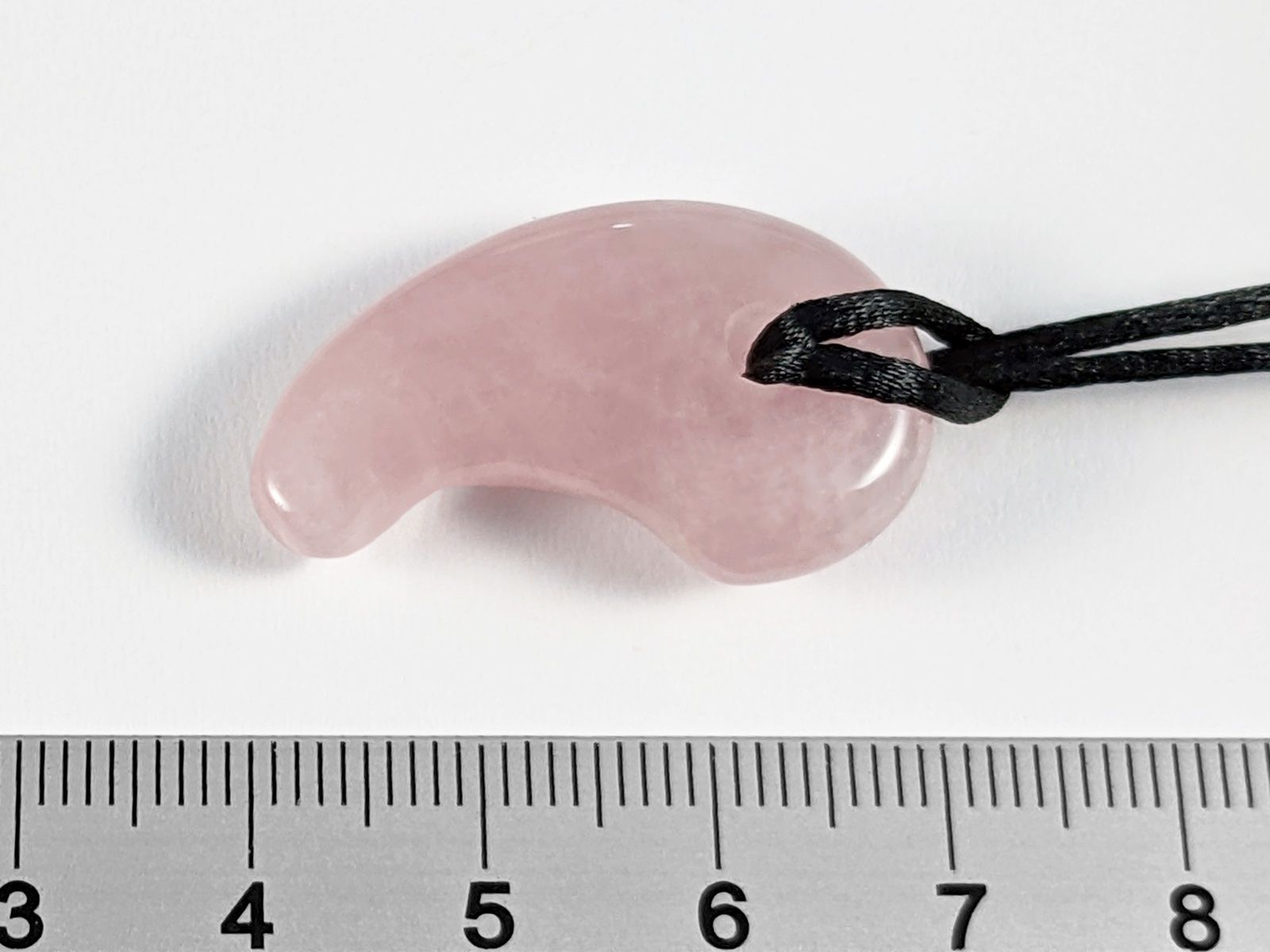 Minerali & Pietre curative: Rosenquarz Magatama Anhänger – Nuovo e nell'imballaggio originale da Meilen venduto da StoneGarden 1