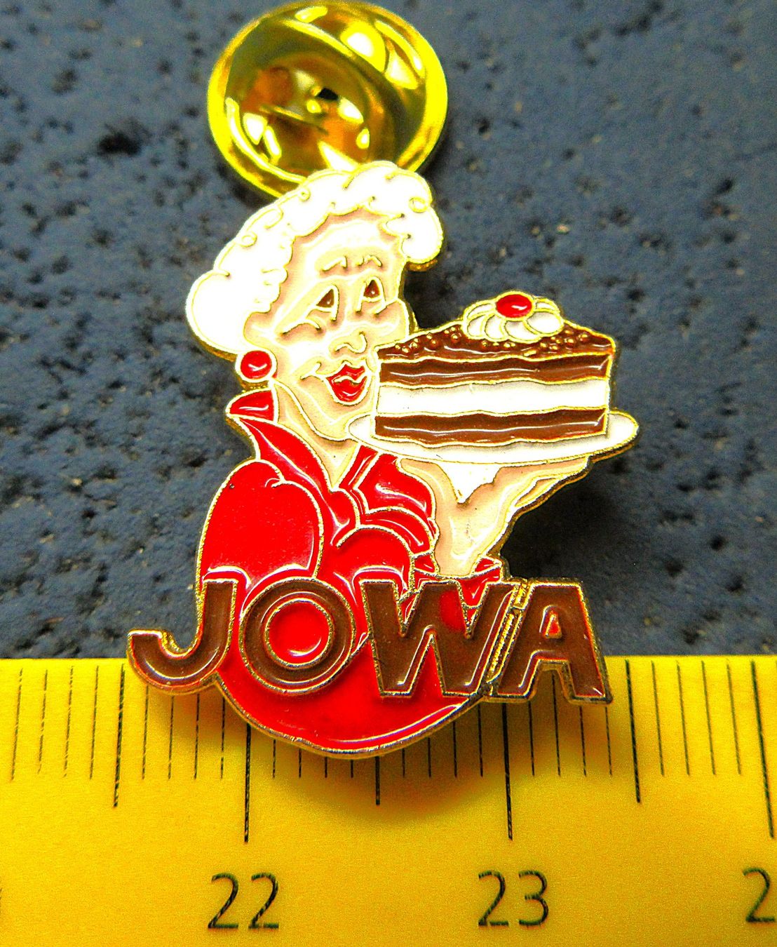 Swiss Plaketten & Abzeichen: JOWA OMA-TORTE PIN – Gebraucht aus Ettingen von Hausi4711