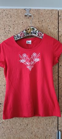 Red T-Shirt Size M - Embroidered Heart Design 