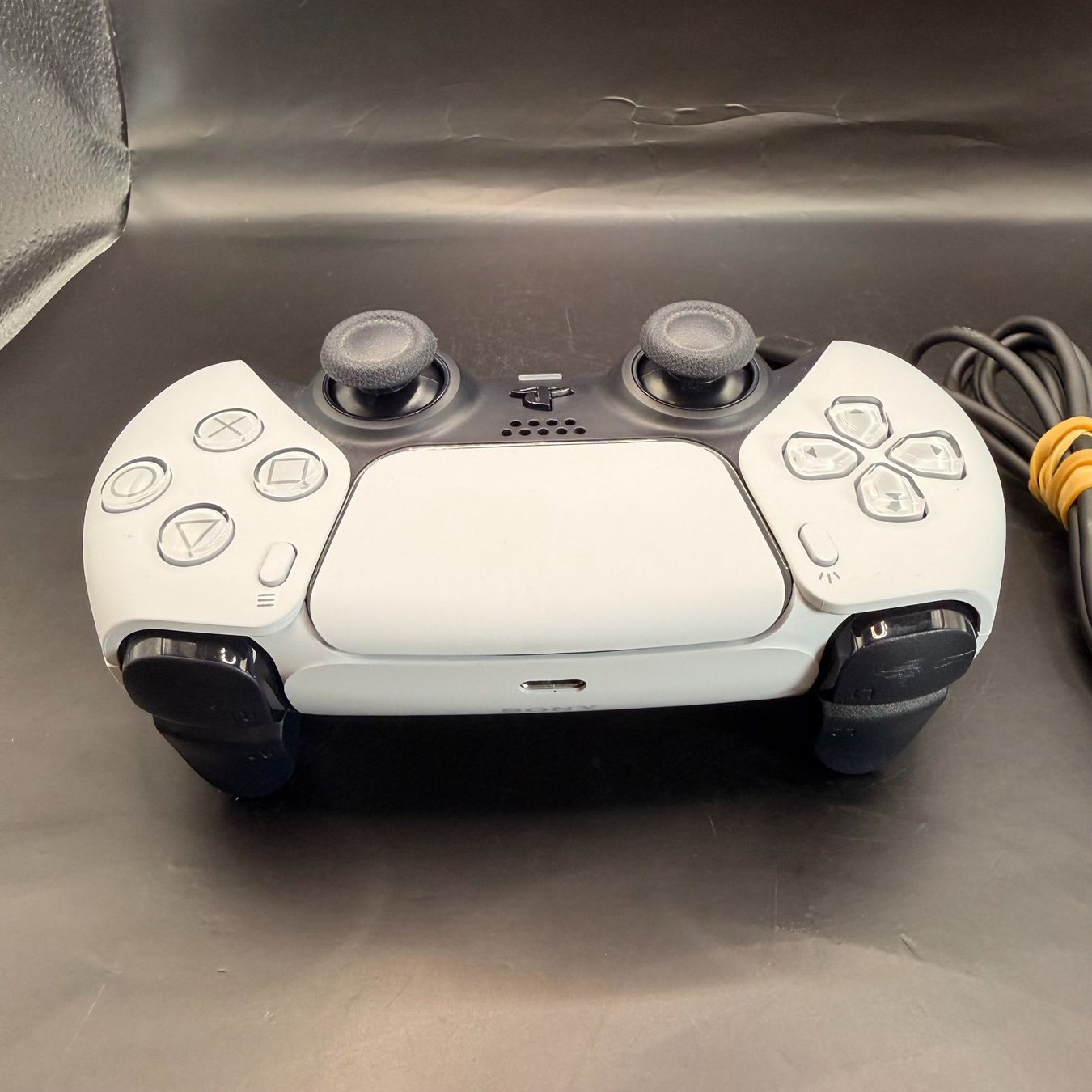 Sony Controller: PlayStation 5 DualSense Controller Weiss/Schwarz – Usato da Düdingen venduto da Nerdworld 3