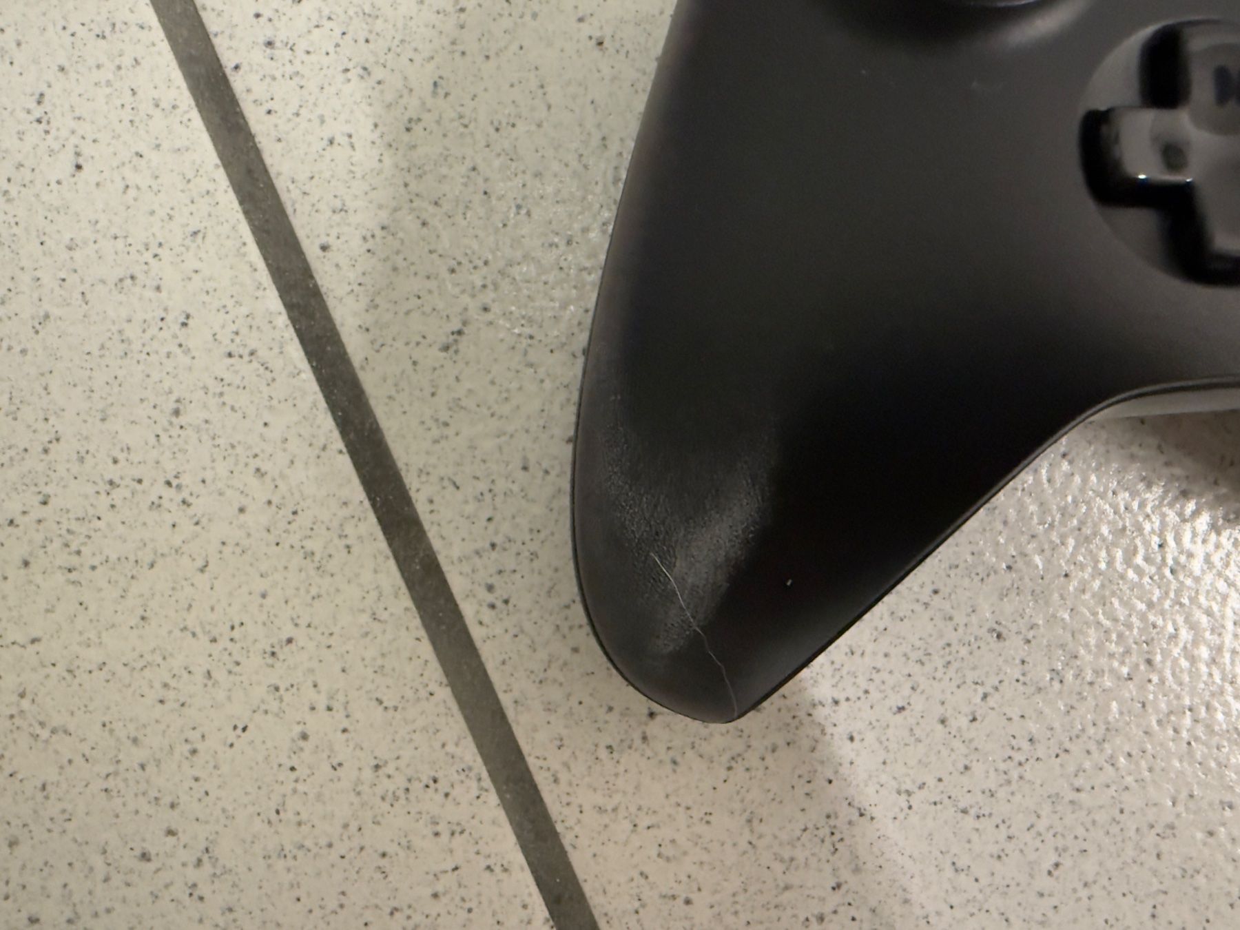 Microsoft Consoles: XBOX ONE X in gutem Zustand mit Controller – D'occasion à Losone par A.Colusso 3