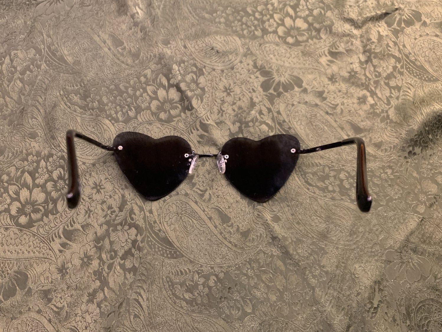Brillen & Gläser: Schwarze Sonnenbrille in Herzform – Gebraucht aus Chalais von Decoarts.art 2