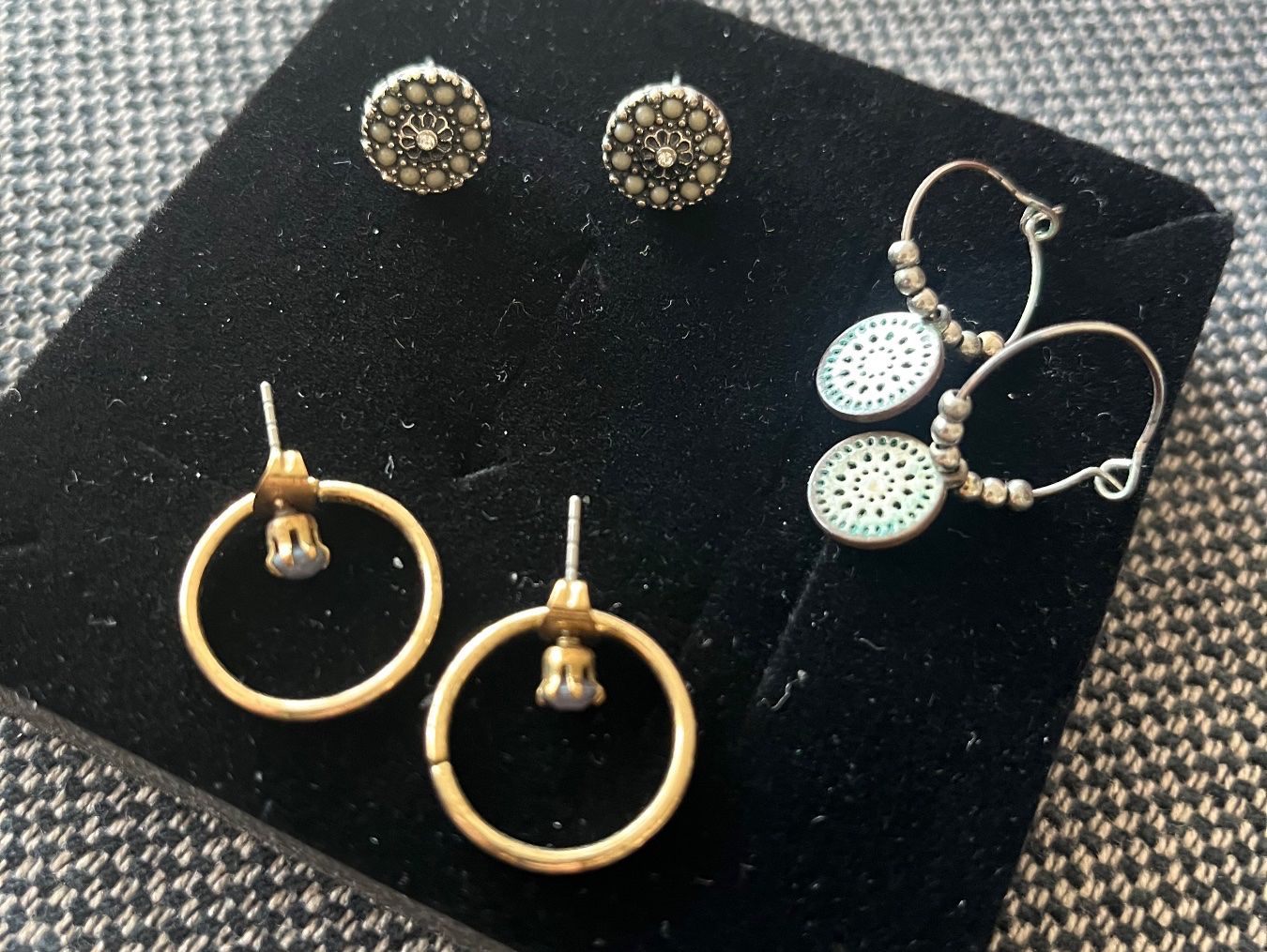 Orecchini pendenti & Orecchini a lobo: Ohrringe mit Stil – Usato da Basel venduto da medscape2506