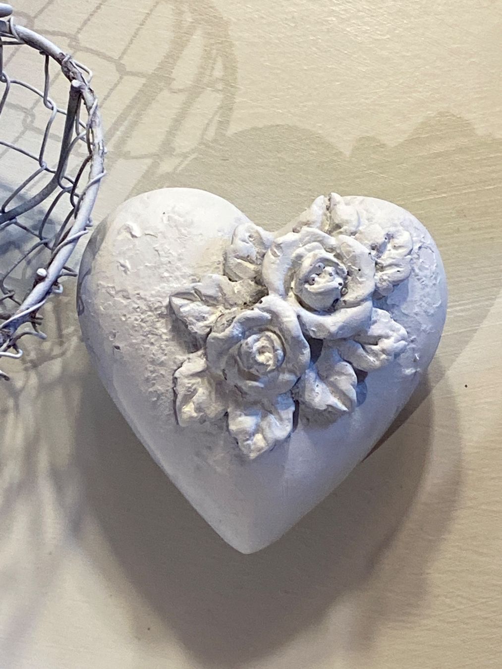 Tutte le decorazioni: SHABBY CHIC DEKO HERZ MIT KORB – Usato da Meienried venduto da ManuelaBoutique 5