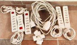 Set mit Verlängerungskabeln und Steckdosenleisten CH-System